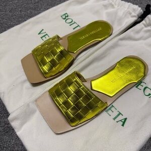 🚩steal authentic Bottega Veneta Women's Gold Slide Sandals